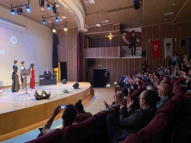 Kartal’da Usta Tiyatrocu Müjdat Gezen’e Yaşam Boyu Onur Ödülü