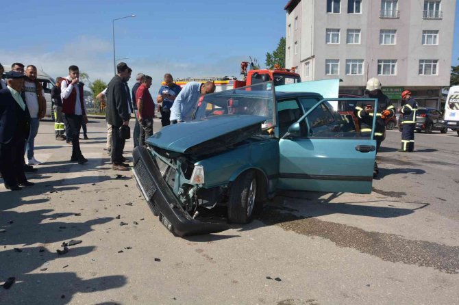 Kazada Hurdaya Dönen Araçlardan Yara Almadan Kurtuldular