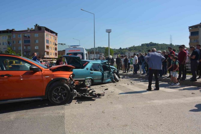 Kazada Hurdaya Dönen Araçlardan Yara Almadan Kurtuldular