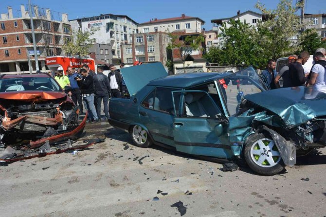 Kazada Hurdaya Dönen Araçlardan Yara Almadan Kurtuldular