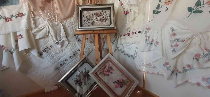 Pendik’te Halk Eğitim Merkezi Kursiyerlerinin El Emeği Ürünleri Sergileniyor