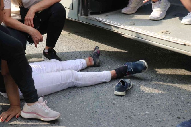 Sağlık Çalışanlarına Ve Kendisine Çarpan Otobüs Şoförüne Tepki Gösterdi