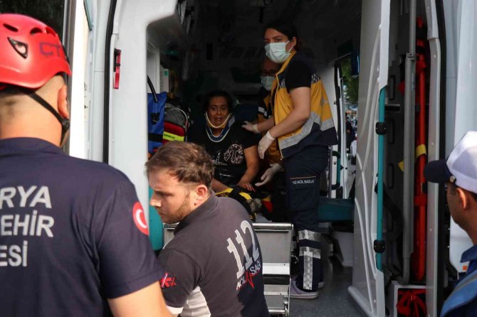 Sağlık Çalışanlarına Ve Kendisine Çarpan Otobüs Şoförüne Tepki Gösterdi