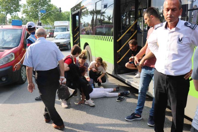 Sağlık Çalışanlarına Ve Kendisine Çarpan Otobüs Şoförüne Tepki Gösterdi