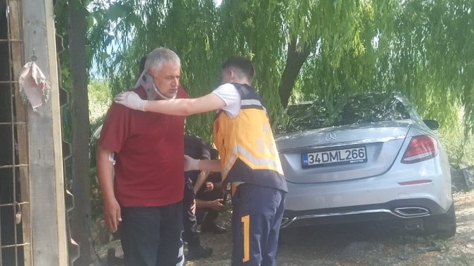 Kontrolden Çıkan Otomobil Ağaca Çarptı: 4 Yaralı