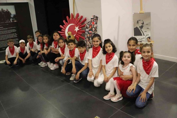 100 Minik Öğrenciden 100 Atatürk Eseri