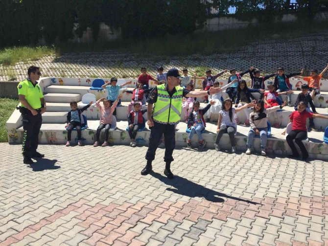 Siirt’te Çocuklar Trafiği Kurallarıyla Öğreniyor