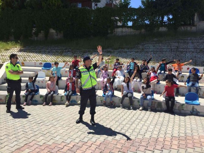 Siirt’te Çocuklar Trafiği Kurallarıyla Öğreniyor