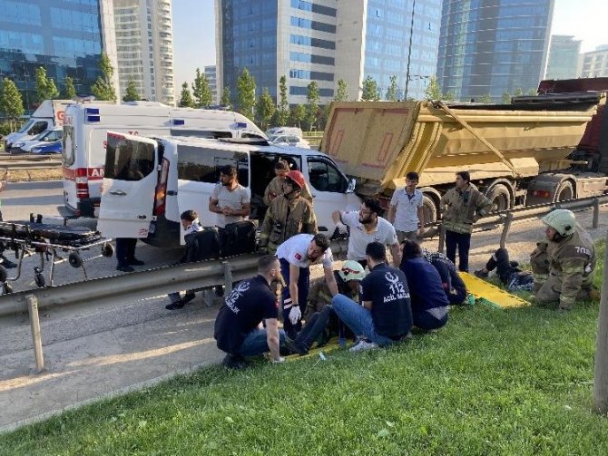 Şile Yolunda İşçileri Taşıyan Minibüs Kaza Yaptı: 11 Yaralı