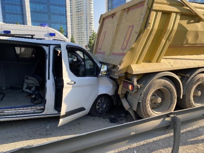 Şile Yolunda İşçileri Taşıyan Minibüs Kaza Yaptı: 11 Yaralı