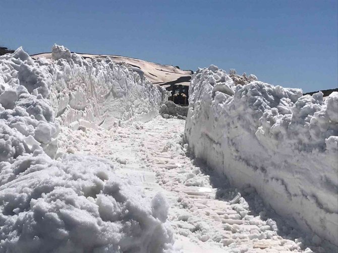 Bu Kentte Kış Bitmiyor, 4 Metreyi Bulan Karlı Yollar Dozerlerle Açılıyor