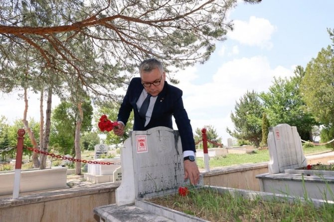 Vali Şimşek, Sivassporlu Taraftarların Mezarına Karanfil Bıraktı