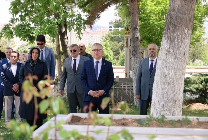 Vali Şimşek, Sivassporlu Taraftarların Mezarına Karanfil Bıraktı
