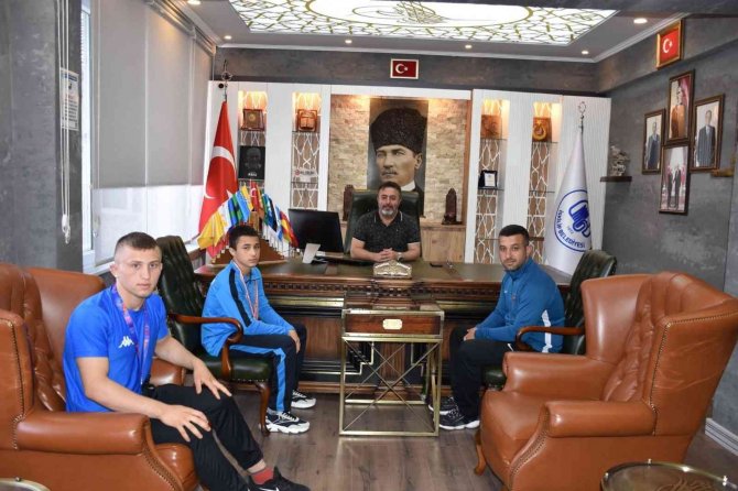 Şampiyon Güreşçiler Başkan Vekilini Ziyaret Etti