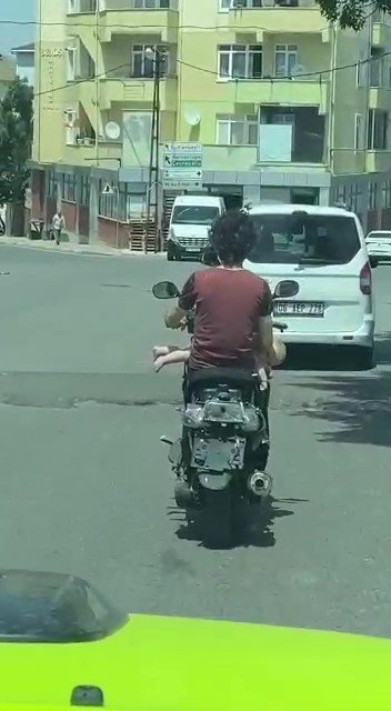 Sultanbeyli’ Şoke Eden Görüntü: Motosiklet Sürerken Kucağında Bebek Taşıdı