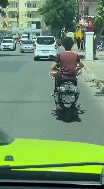 Sultanbeyli’ Şoke Eden Görüntü: Motosiklet Sürerken Kucağında Bebek Taşıdı