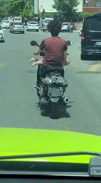 Sultanbeyli’ Şoke Eden Görüntü: Motosiklet Sürerken Kucağında Bebek Taşıdı