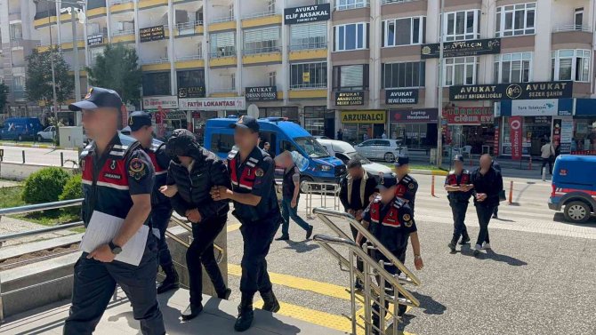 Çorum’da İki İşyerini Soyan 8 Zanlı Kıskıvrak Yakalandı