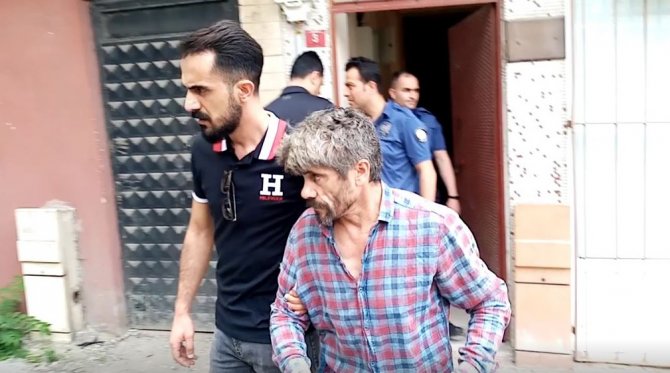 Karısını Sopayla Dövdü, Polisten Kaçamadı