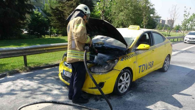 Kartal’da Motorundan Dumanlar Yükselen Ticari Taksi Yandı