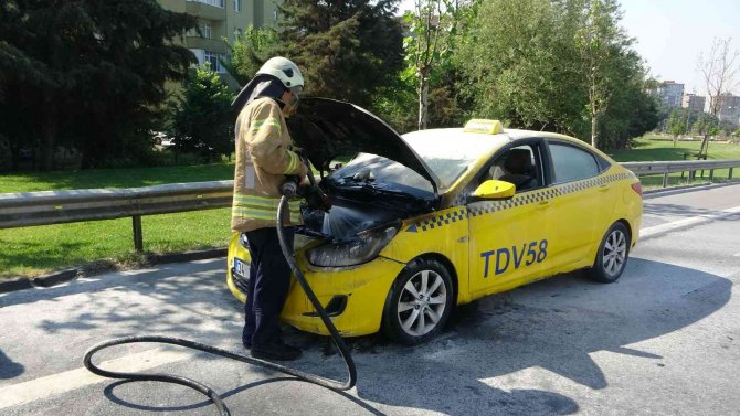 Kartal’da Motorundan Dumanlar Yükselen Ticari Taksi Yandı