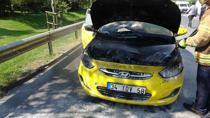 Kartal’da Motorundan Dumanlar Yükselen Ticari Taksi Yandı