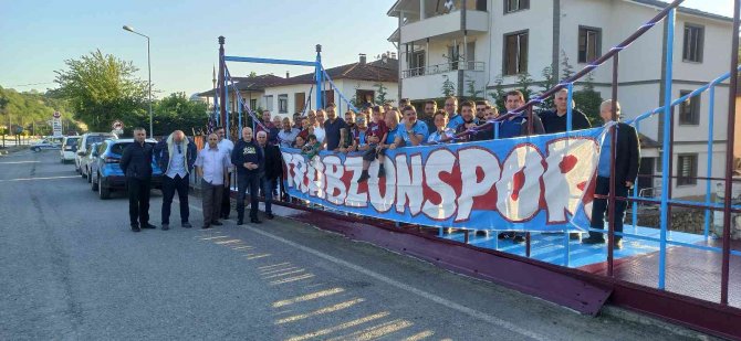 Sembolik Köprü Bu Yıl Bordo-maviye Boyandı