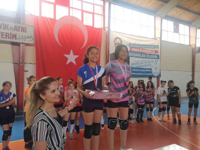 Dikili’deki Voleybol Turnuvasında ‘Beyaz Kart’ Uygulaması Takdir Topladı