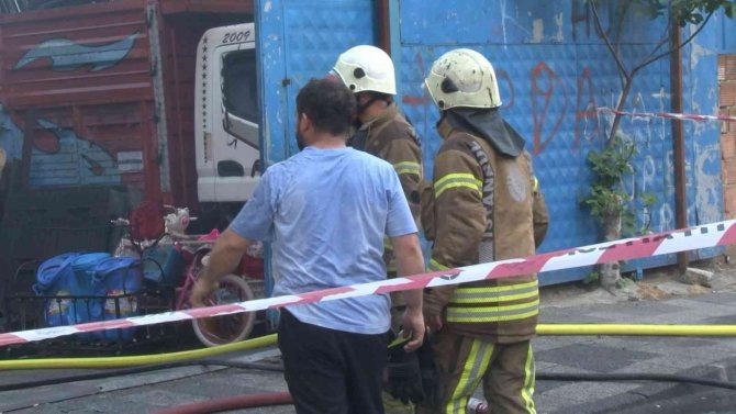 Ümraniye’de Hurdalık Deposu Alev Alev Yandı, Mahalleli Sokağa Döküldü