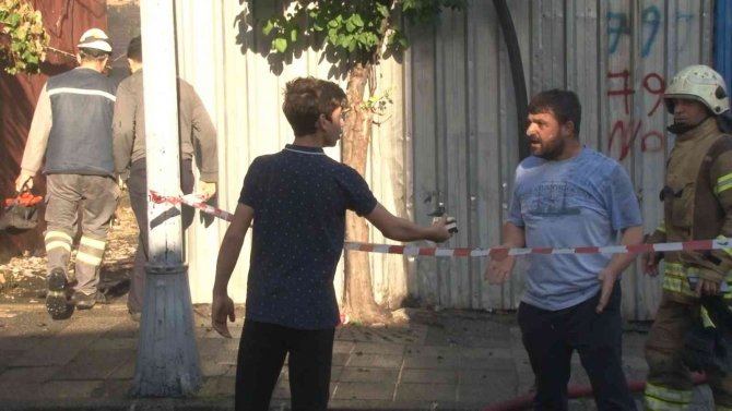 Ümraniye’de Hurdalık Deposu Alev Alev Yandı, Mahalleli Sokağa Döküldü