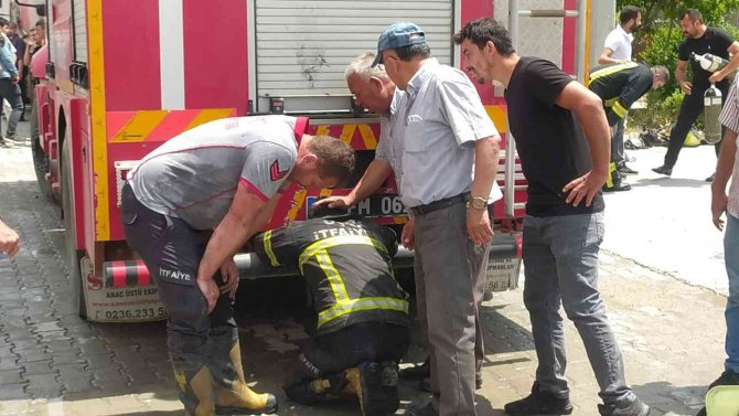 Yanan Fabrikadaki Çökmede 1 İtfaiyeci Enkaz Altında Kaldı