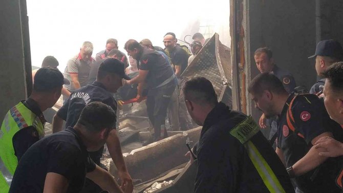 Yanan Fabrikadaki Çökmede 1 İtfaiyeci Enkaz Altında Kaldı