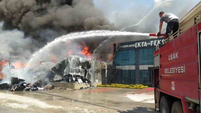 Uşak’ta Tekstil Fabrikasında Yangın