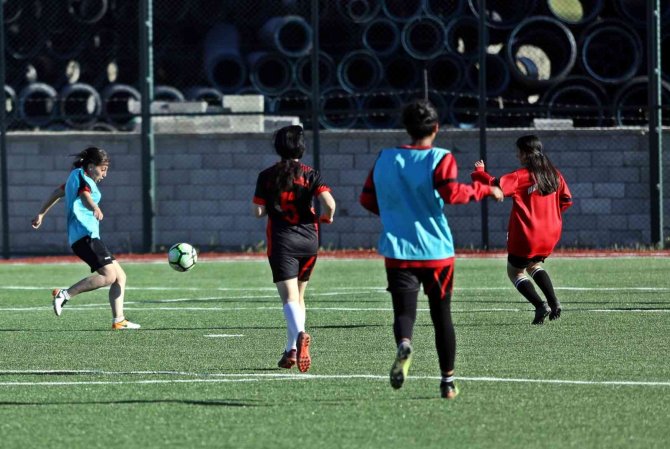 Vanlı Kızlar 2. Lig Yolundaki Final Maçına Hazırlanıyor