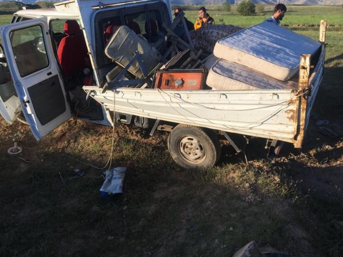 Kamyonet Şarampole Uçtu: 3 Yaralı