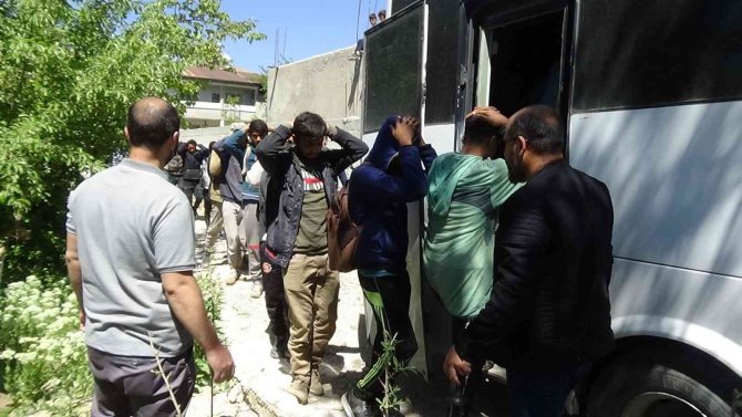 3 Metrekarelik Bölmede Gizlenen 27 Düzensiz Göçmen Yakalandı