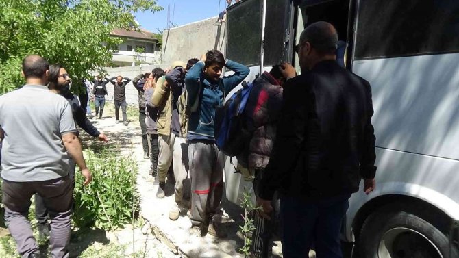 3 Metrekarelik Bölmede Gizlenen 27 Düzensiz Göçmen Yakalandı
