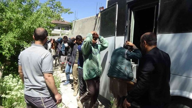 3 Metrekarelik Bölmede Gizlenen 27 Düzensiz Göçmen Yakalandı