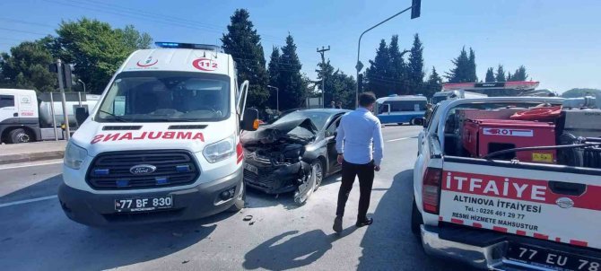 Yalova’da Hasta Taşıyan Ambulans İle Otomobil Çarpıştı