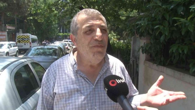 Kadıköy’de İlginç Anlar: Otomobilin Üzerine Devrilen Ağaçtan Dut Topladılar