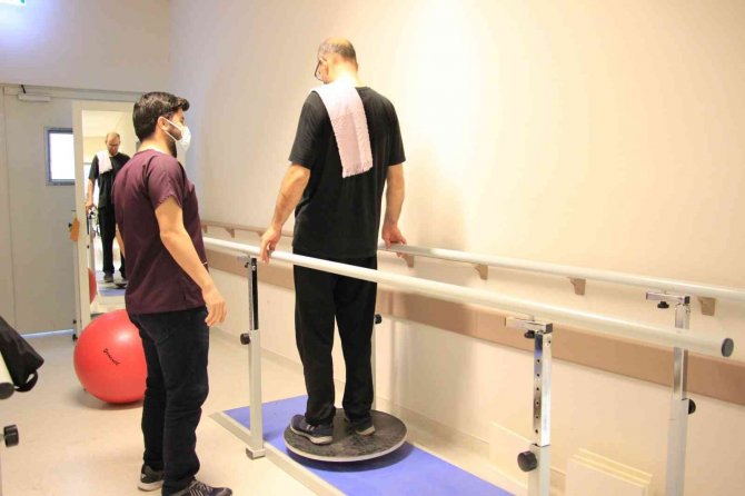 Omurgada Gelişen Kırık Nedeniyle Yürüyemiyordu, Fizik Tedavi İle Yeniden Yürümeye Başladı