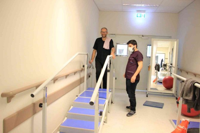 Omurgada Gelişen Kırık Nedeniyle Yürüyemiyordu, Fizik Tedavi İle Yeniden Yürümeye Başladı