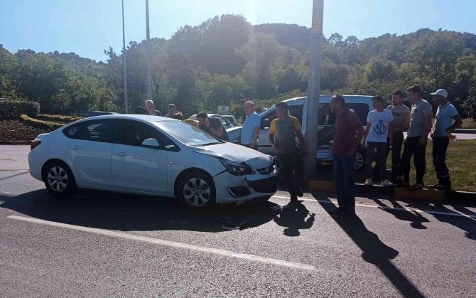 Otomobil İle Hafifi Ticari Kamyonet Kavşakta Çarpıştı: 4 Yaralı
