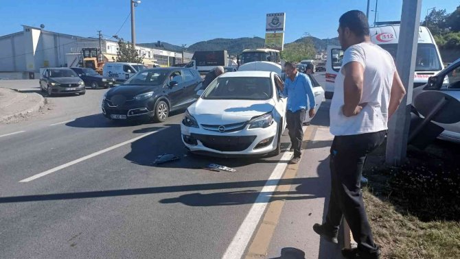 Otomobil İle Hafifi Ticari Kamyonet Kavşakta Çarpıştı: 4 Yaralı