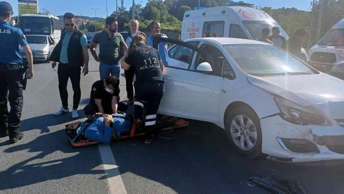 Otomobil İle Hafifi Ticari Kamyonet Kavşakta Çarpıştı: 4 Yaralı