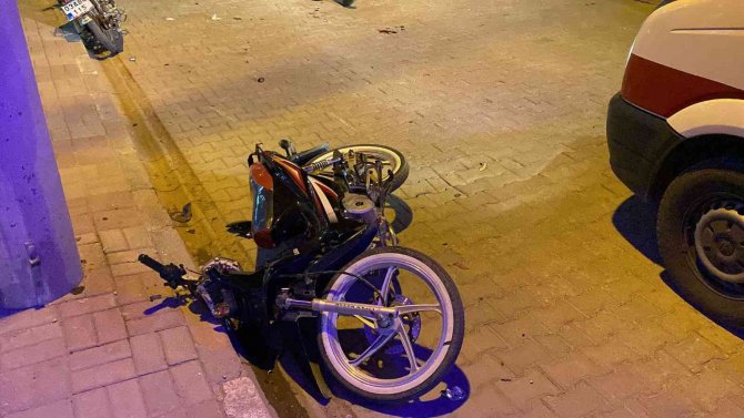 İ̇ki Motosiklet Kafa Kafaya Çarpıştı: 4 Yaralı
