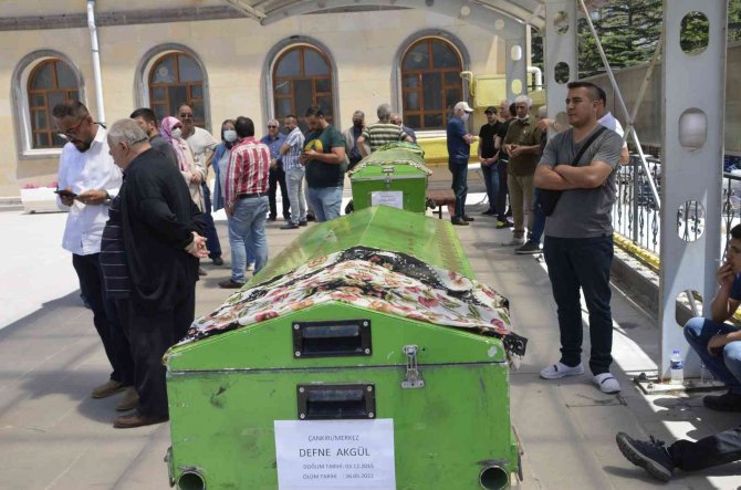 Antalya’daki Feci Kazada Ölen Derya Öğretmen Ve Kızı Defne Son Yolculuğuna Uğurlandı