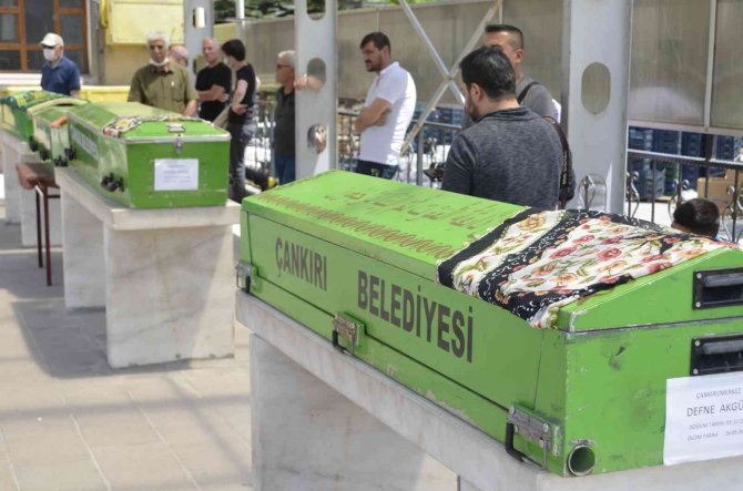 Antalya’daki Feci Kazada Ölen Derya Öğretmen Ve Kızı Defne Son Yolculuğuna Uğurlandı