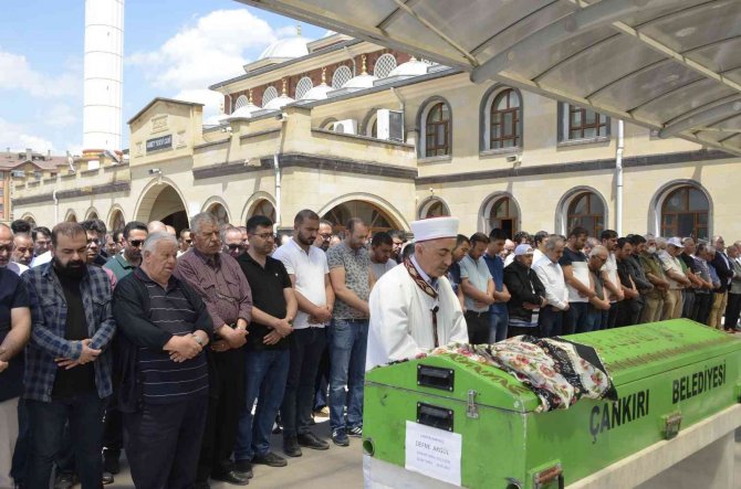 Antalya’daki Feci Kazada Ölen Derya Öğretmen Ve Kızı Defne Son Yolculuğuna Uğurlandı