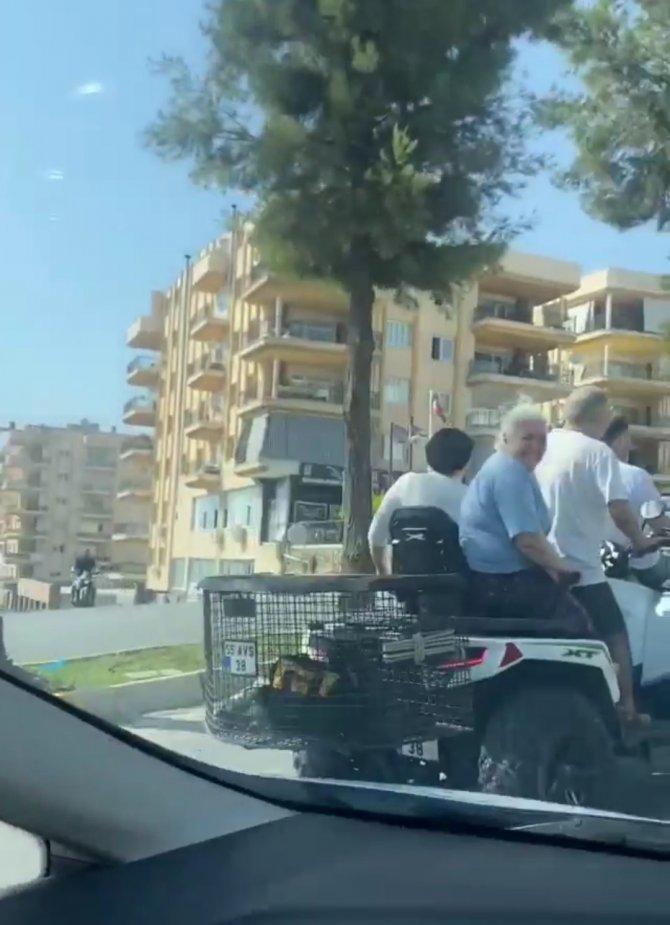 Atv Motosiklet İle Yolda Giden 4 Kişi Yürekleri Ağza Getirdi